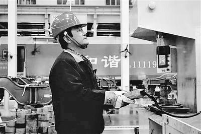蘭州：寒夜黃河邊，他一把拉出落水大學(xué)生