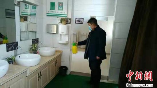 圖為2月初，工作人員對敦煌市旅游景區(qū)衛(wèi)生間進行防疫消毒。　敦煌市委宣傳部供圖 攝