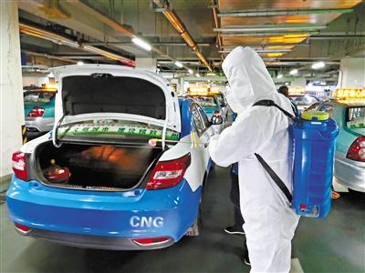免費接送一線抗“疫”人員 蘭州奔馬雷鋒車隊，你們真棒！