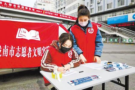 這個(gè)春天，那一抹鮮亮的“志愿紅”　——隴原志愿者戰(zhàn)“疫”記