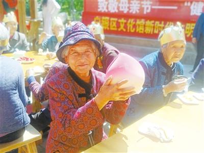 母親節(jié)，白銀“花村”擺了一場(chǎng)“敬老宴”