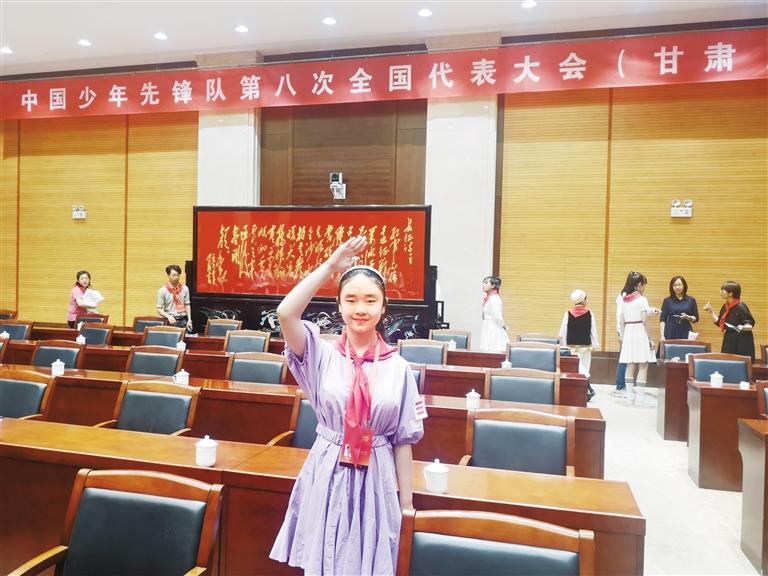 代表蘭州少先隊員參加全國少代會——這個小姑娘，攢勁！