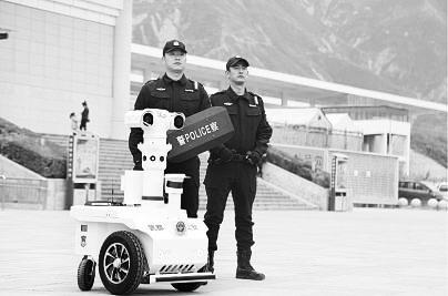 新奇！5G巡邏機(jī)器人亮相隴南武都街頭