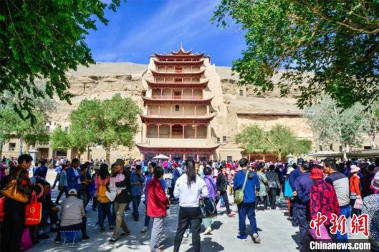 中國農(nóng)歷四月初八，敦煌民眾傳承歷史習(xí)俗，前往莫高窟燒香禮佛、祈福。(資料圖) 王斌銀 攝
