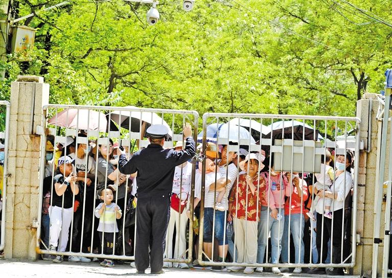 人流如潮 入園游客突破5萬 五泉山公園、蘭州市動(dòng)物園昨日臨時(shí)閉園