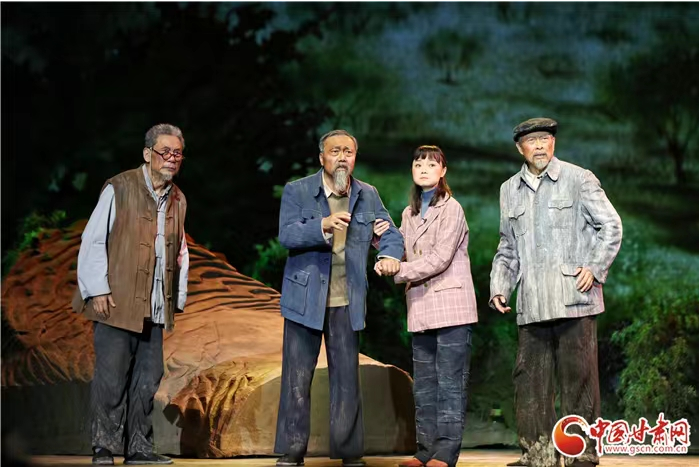 大型原創(chuàng)話劇《八步沙》在蘭州首演 展現(xiàn)“時(shí)代楷?！敝紊吃炝制D苦歲月