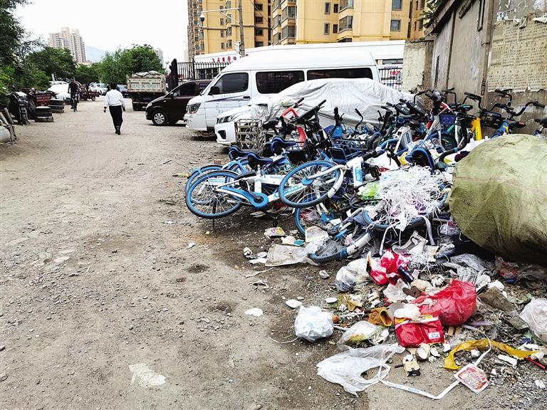 百米土路臟亂差，誰來管？經(jīng)記者協(xié)調(diào)，社區(qū)組織志愿者進(jìn)行了清理