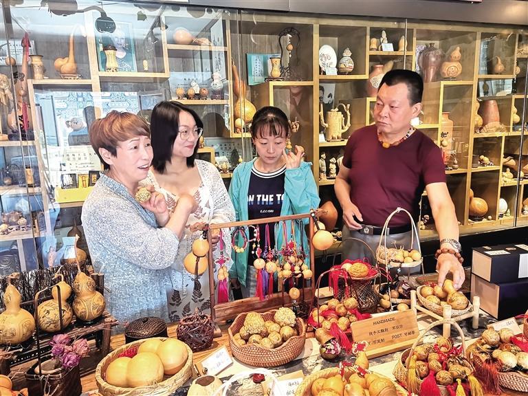 阮氏葫蘆藝術館被授予甘肅省工藝美術產(chǎn)業(yè)基地