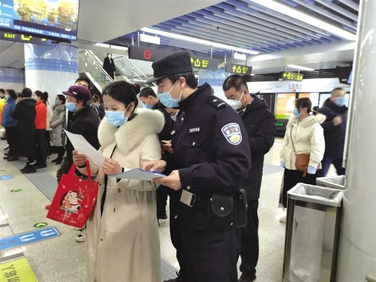 講解詐騙套路 普及“斷卡”常識(shí) 蘭州城關(guān)公安分局、交通治安分局聯(lián)合反詐宣傳進(jìn)地鐵