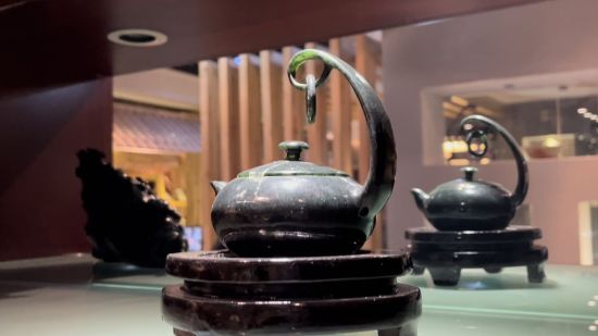 圖為酒泉夜光杯廠里陳列的夜光杯茶藝文化產(chǎn)品——精品懸環(huán)玉壺。王牧雨