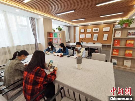 近日，在國(guó)網(wǎng)甘肅電力黨校職工書屋，正在舉行青年職工讀書交流活動(dòng)?！⌒煅?攝