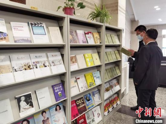 圖為國(guó)網(wǎng)甘肅電力黨校的職工書架?！⌒煅?攝