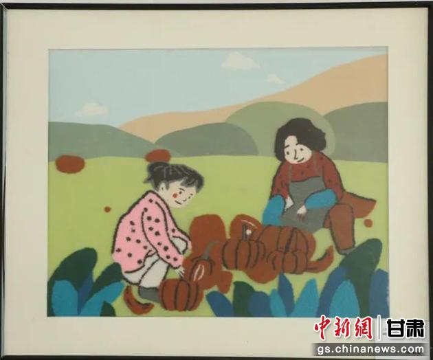 嘉峪關(guān)市新城鎮(zhèn)新城村農(nóng)業(yè)產(chǎn)業(yè)園區(qū)內(nèi)，母女兩人在摘南瓜。刺繡 馬艾米乃 繡稿 敬紅霞