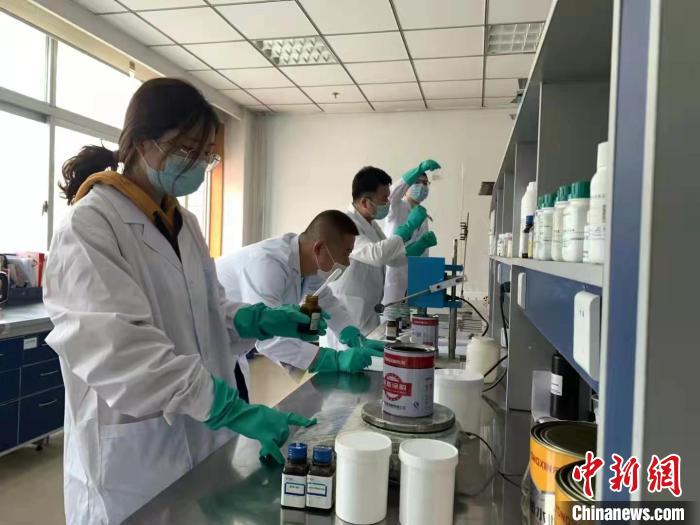 圖為肖菲(前一)帶領(lǐng)團隊研發(fā)水性涂料。(資料圖) 受訪者供圖