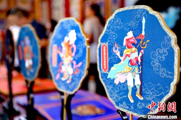 圖為唐卡延伸產(chǎn)品?！⊙Φ?攝