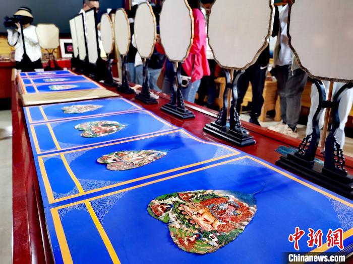 圖為唐卡延伸產(chǎn)品?！?zhí)砀?攝