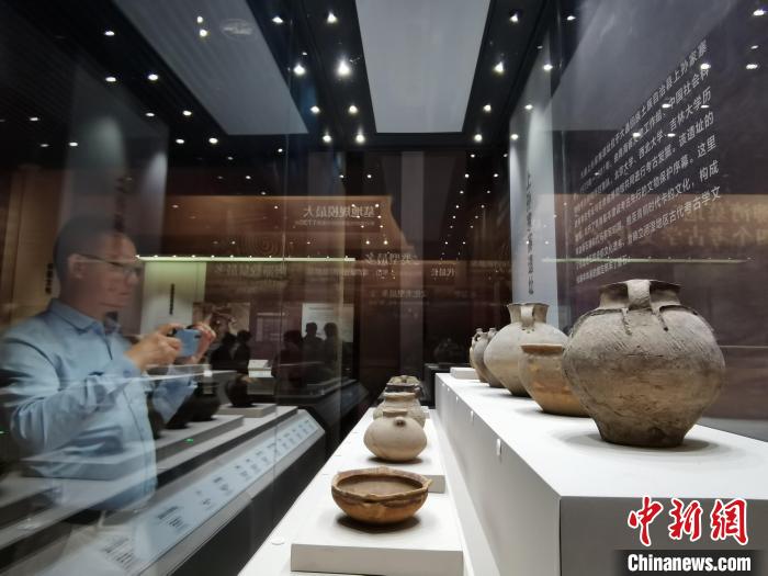 圖為河湟文化博物館展陳的陶器?！?zhí)砀?攝