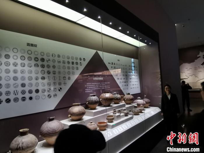 圖為河湟文化博物館展示的當(dāng)?shù)爻鐾敛侍盏募y飾類別?！?zhí)砀?攝