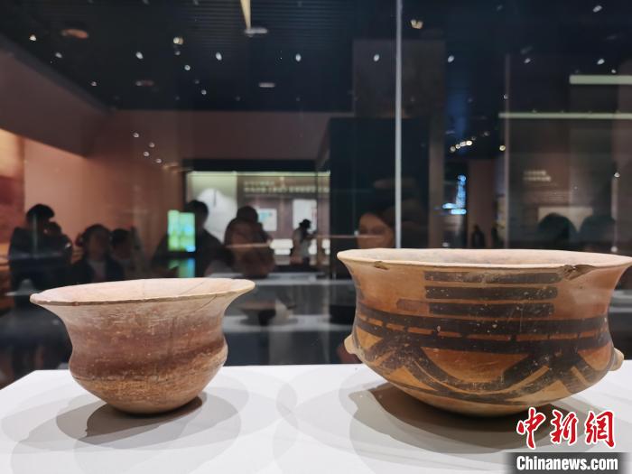 圖為河湟文化博物館展陳的陶器?！?zhí)砀?攝
