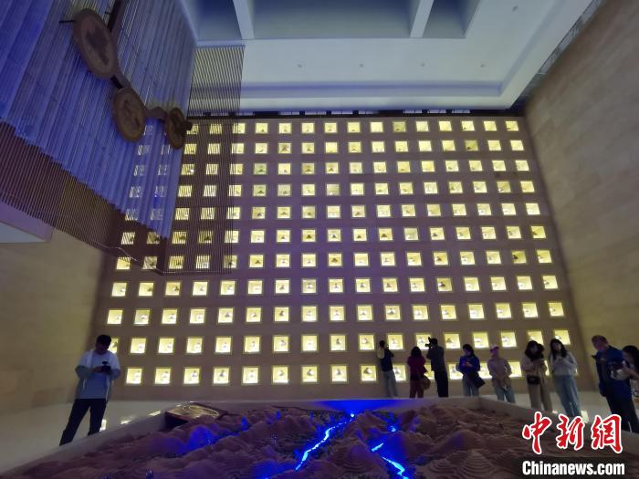 圖為河湟文化博物館序廳的左右彩陶墻放置的374件彩陶?！?zhí)砀?攝