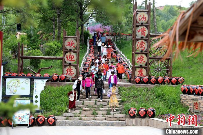 圖為油嘴灣生態(tài)文化景區(qū)的游客。　薛蒂 攝
