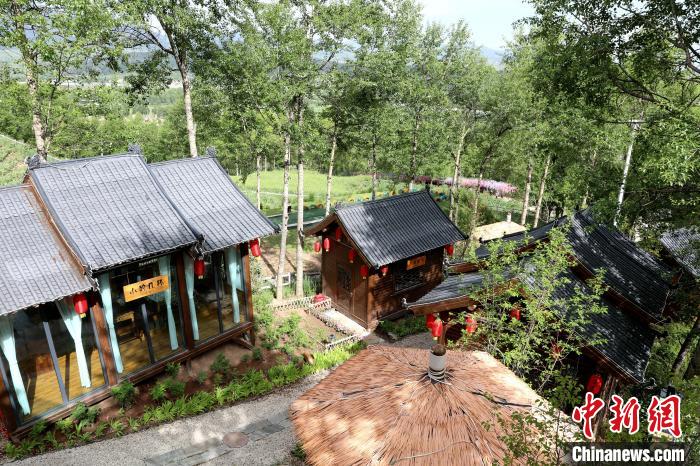 圖為景區(qū)內(nèi)依山而建的民宿。　薛蒂 攝
