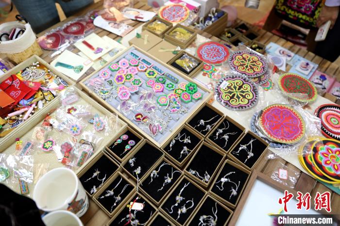 圖為盤繡作品?！⊙Φ?攝