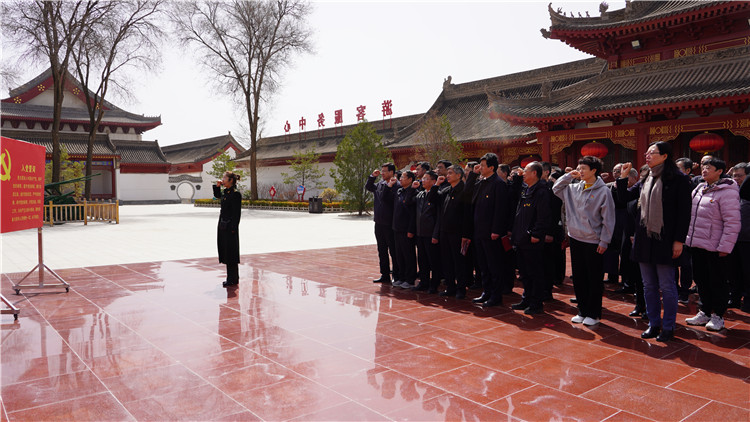 4月6日，為傳承弘揚革命英烈精神，教育引導(dǎo)紀(jì)檢監(jiān)察干部筑牢信仰之基、補(bǔ)足精神之鈣、把穩(wěn)思想之舵，永葆忠誠干凈擔(dān)當(dāng)?shù)恼伪旧Ｊ屑o(jì)委監(jiān)委組織紀(jì)檢監(jiān)察干部赴靜寧縣界石鋪紅軍長征紀(jì)念館和莊浪縣梯田紀(jì)念館開展廉政教育和革命傳統(tǒng)教育。.jpg