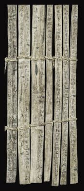 漢簡(jiǎn)《康居王使者冊(cè)》。此簡(jiǎn)記載了西域康居國(guó)使者前來“進(jìn)貢”駱駝，抵達(dá)敦煌遇到不公后反映問題，朝廷受理解決的經(jīng)過。新華社發(fā)（甘肅簡(jiǎn)牘博物館供圖）