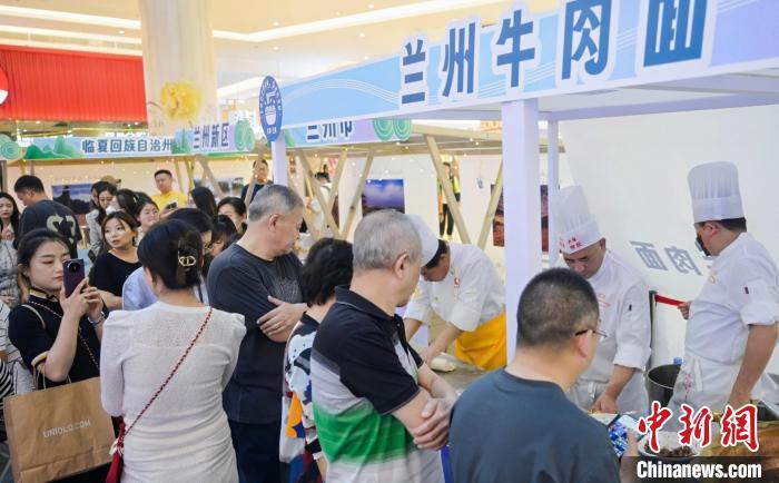5月11日，“醉美玉如意·感恩幫扶情”甘肅(天津)文創(chuàng)非遺市集和特色美食展示活動(dòng)在天津舉行。(天津市文旅局供圖)