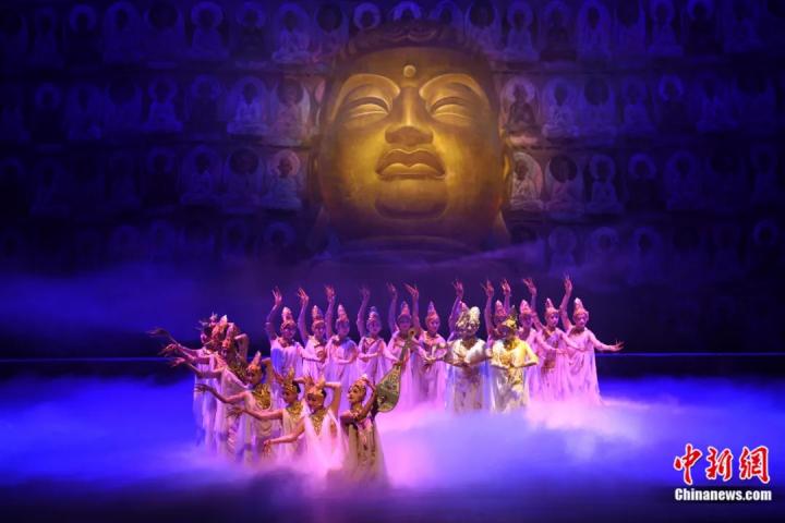 2024年2月23日晚，中國經(jīng)典舞劇《絲路花雨》在甘肅蘭州演出恭賀新春。李亞龍 攝
