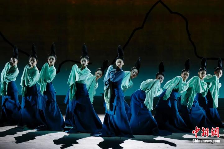2024年2月29日晚，舞蹈詩劇《只此青綠》在北京上演，多國駐華使節(jié)和國際組織代表前來觀賞。韓海丹 攝