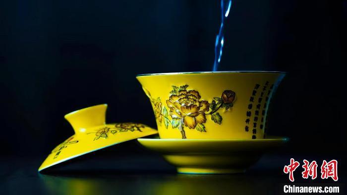 2023年5月，拍攝的臨夏特色茶飲——蓋碗茶。(資料圖)臨夏市融媒體中心供圖