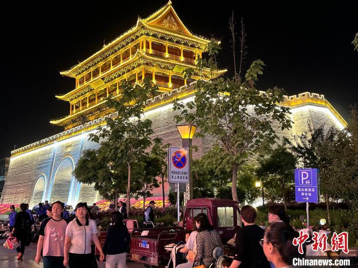 圖為夜幕降臨，涼州古城門燈光亮起?！〈魑牟?攝