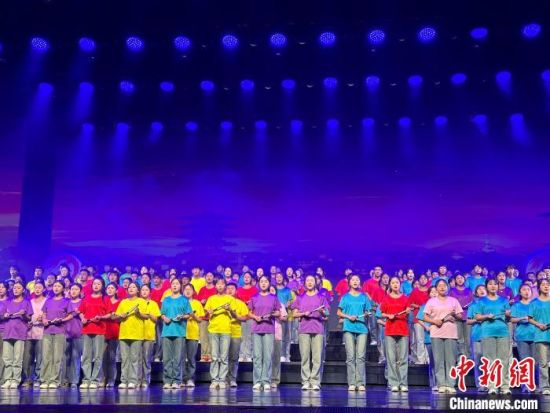5月28日晚，“詩意甘肅·絲路長風(fēng)三千里”——月出涼州·武威詩會在甘肅省武威市漢唐天馬城舉行。楊娜 攝