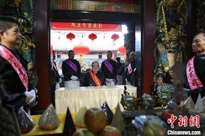 6月21日，“2024(甲辰年)兩岸共祭人文始祖伏羲典禮”在臺(tái)灣新北舉行。擔(dān)任主祭官的先嗇宮董事長(zhǎng)、中國(guó)國(guó)民黨前秘書(shū)長(zhǎng)李乾龍(中)出席典禮并擔(dān)任主祭官。中新社記者 張曉曦 攝