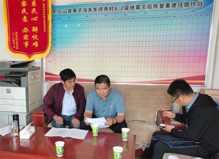 州縣紀委監(jiān)委機關(guān)聯(lián)合督查組對下沉干部 、駐村干部 、包村組長、村干部 “四級”干部履職到崗情況，以及工作日志和民情臺賬、訴求臺賬進行日常監(jiān)督檢查，壓實工作責任。.jpg