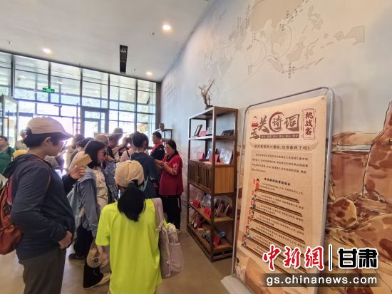 近日，玉門關(guān)遺址景區(qū)開啟了一場(chǎng)精彩紛呈的玉關(guān)詩詞挑戰(zhàn)賽，吸引眾多游人參與其中。玉門關(guān)遺址景區(qū)供圖