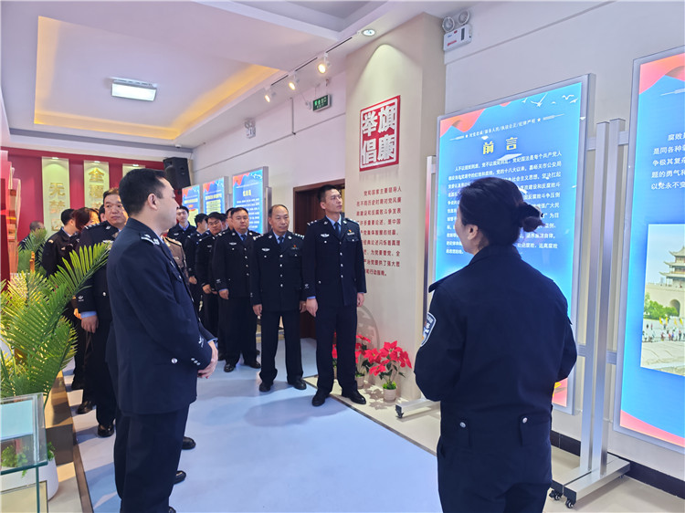 嘉峪關市公安局明珠路派出所參觀市公安局紀法廉政警示教育基地。.jpg
