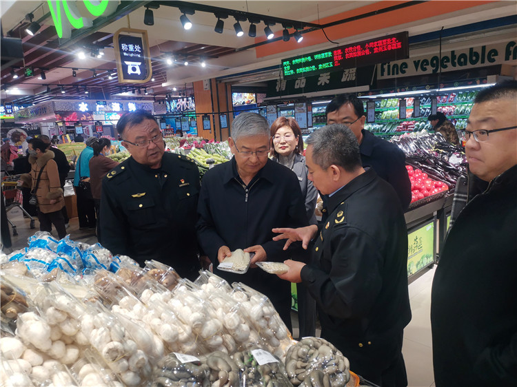 圖為市委常委、市紀委書記、市監(jiān)委主任張學勇調研食品安全責任包保企業(yè)西部天地商貿有限責任公司.jpg
